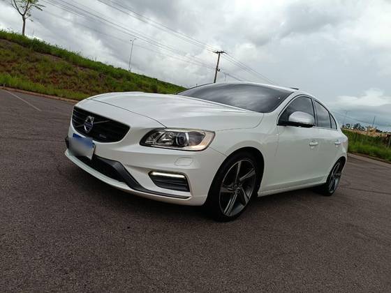 VOLVO S60 2.0 T5 R DESIGN 16V TURBO GASOLINA 4P AUTOMÁTICO